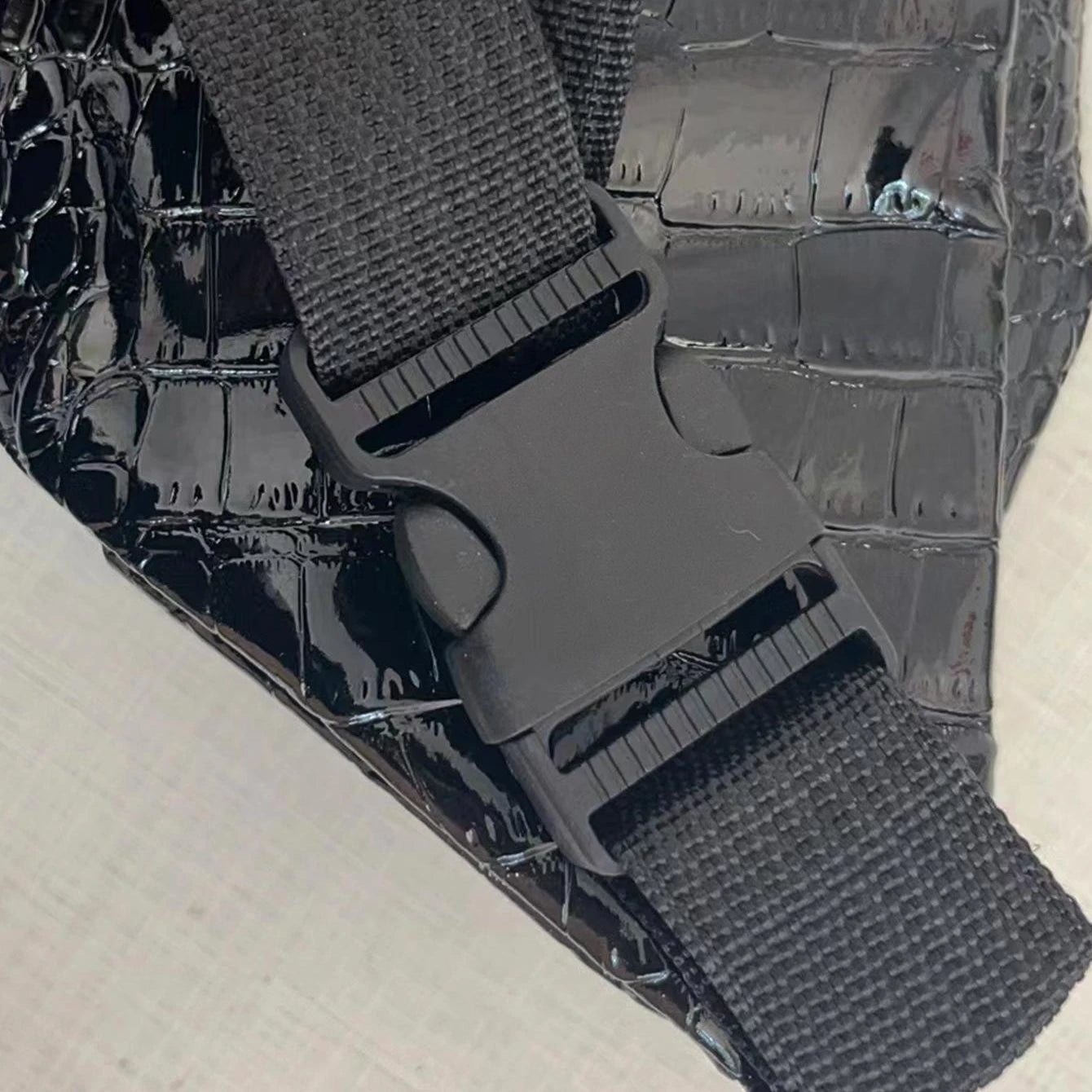 sac banane crocodile cuir végétal noir Aveline